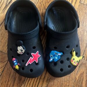 Kids 10c black crocs with croc charms